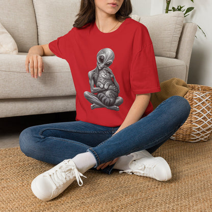 Alien Holding Cat T-Shirt — Cute Sci‑Fi Cat Lover Graphic Tee