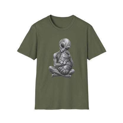 Alien Holding Cat T-Shirt — Cute Sci‑Fi Cat Lover Graphic Tee