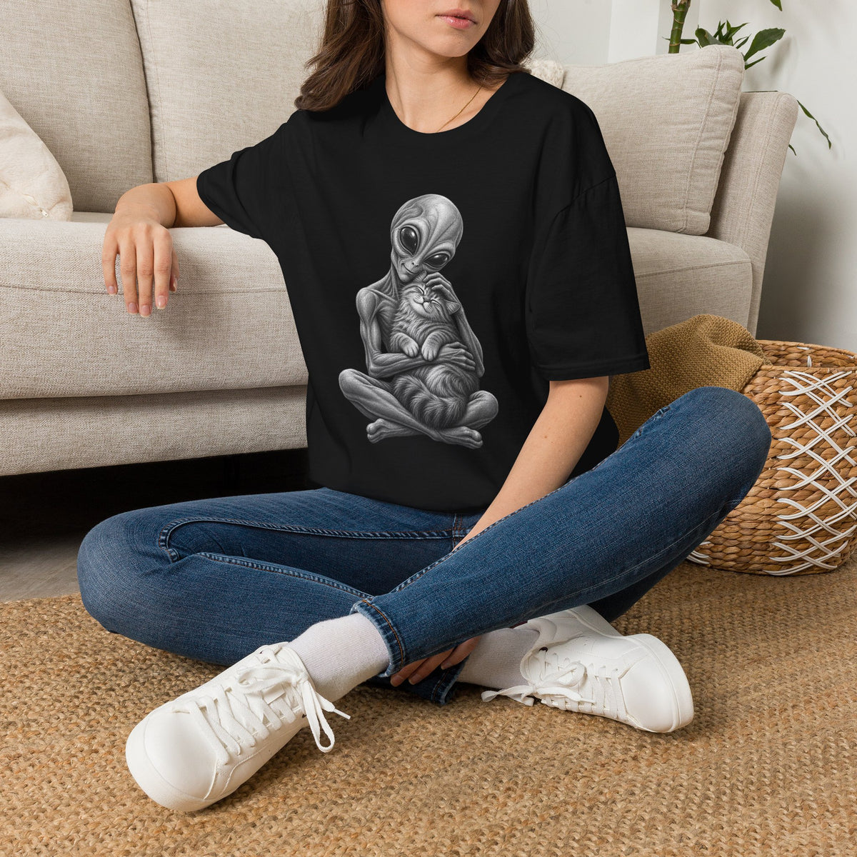 Alien Holding Cat T-Shirt — Cute Sci‑Fi Cat Lover Graphic Tee