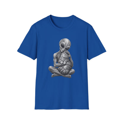 Alien Holding Cat T-Shirt — Cute Sci‑Fi Cat Lover Graphic Tee