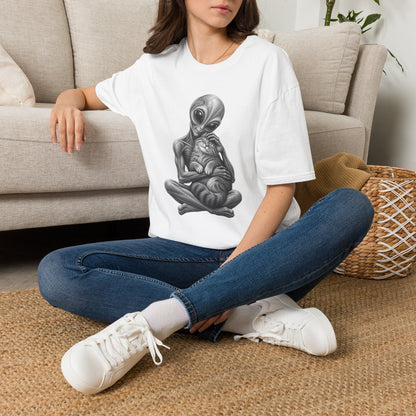Alien Holding Cat T-Shirt — Cute Sci‑Fi Cat Lover Graphic Tee