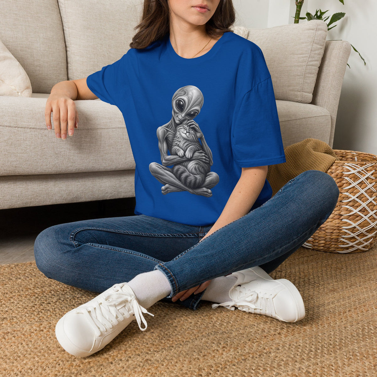 Alien Holding Cat T-Shirt — Cute Sci‑Fi Cat Lover Graphic Tee