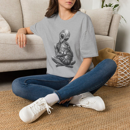 Alien Holding Cat T-Shirt — Cute Sci‑Fi Cat Lover Graphic Tee